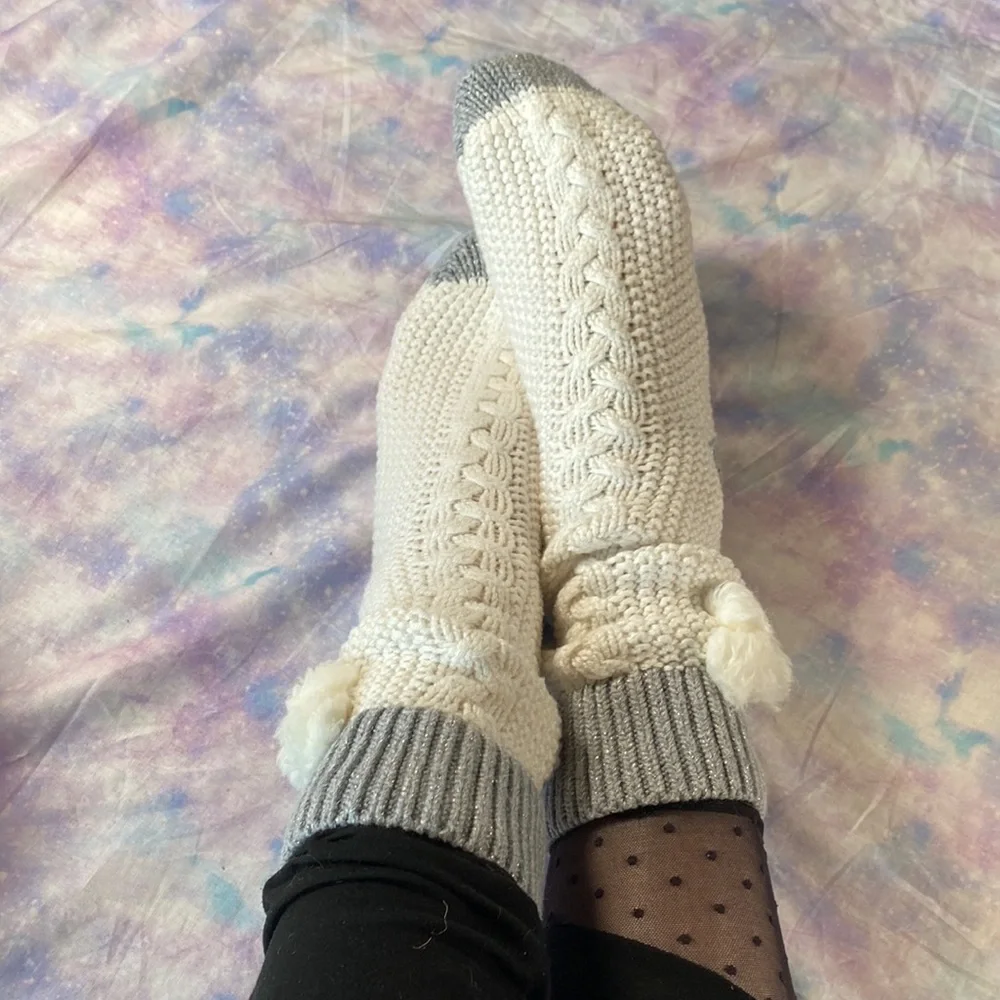 VS • Cashmere Blend Pom Pom Slipper Socks size M/L